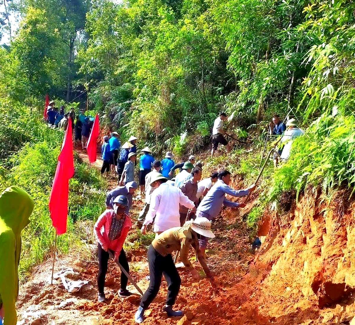 Người dân xã Sán Sả Hồ (Hoàng Su Phì) nâng cấp đường liên thôn.